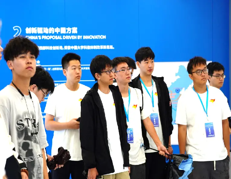 参观中国西部科技创新港数字展厅