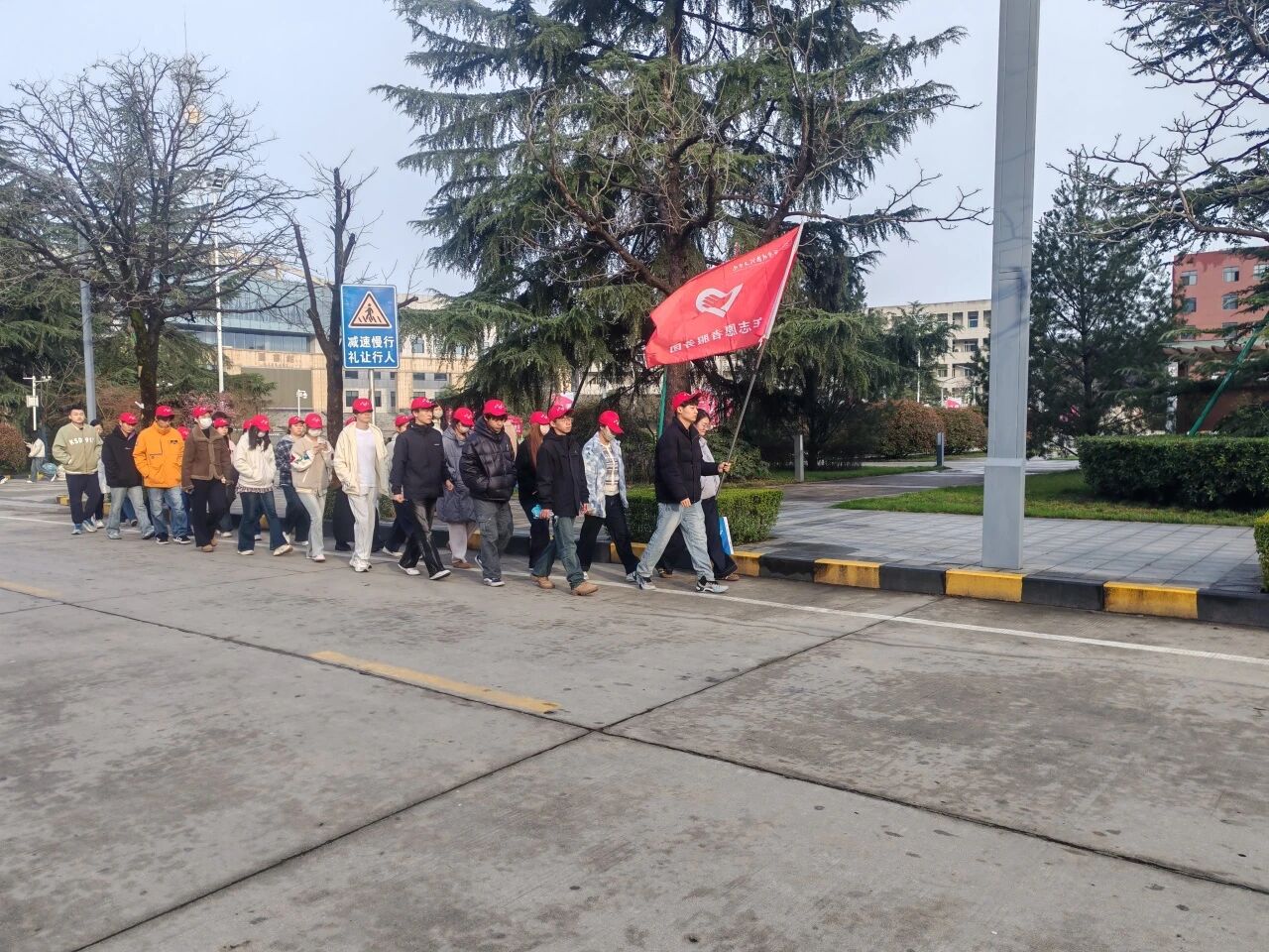 阳光洒满童心路，温暖守护折翼梦︳雷竞技官网青年志愿者服务团开展第二次“沣河行动”关爱天爱智障儿童活动